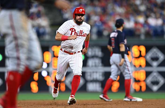 Kyle Schwarber runs to third base against the Washington Nationals.